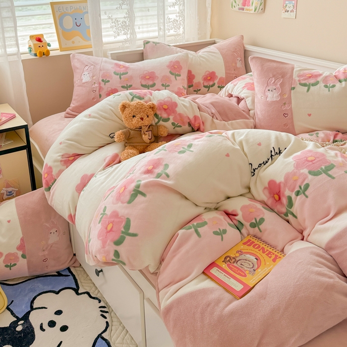 91家纺网 家纺一手货源 找家纺 懒猫家纺 2025新款牛奶绒印花刺绣四件套 花花世界