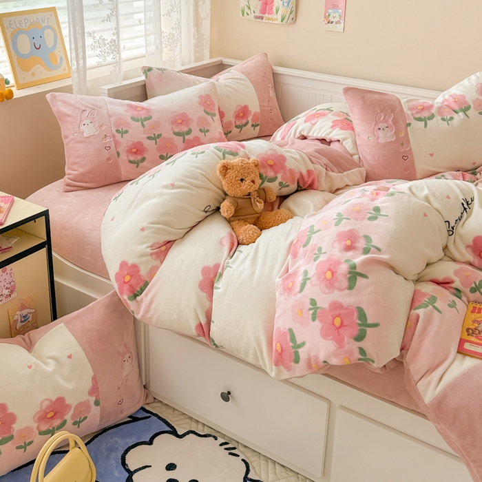 91家纺网 家纺一手货源 找家纺 懒猫家纺 2025新款牛奶绒印花刺绣四件套 花花世界