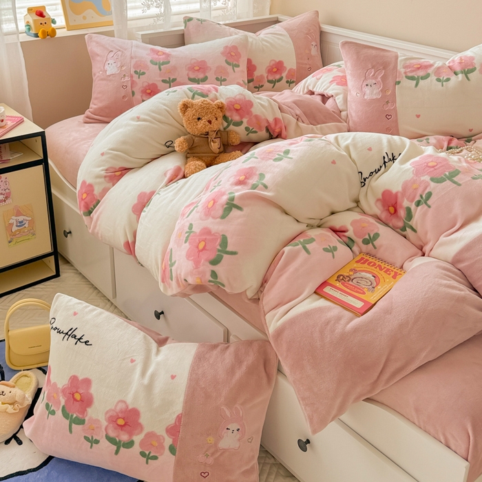 91家纺网 家纺一手货源 找家纺 懒猫家纺 2025新款牛奶绒印花刺绣四件套 花花世界