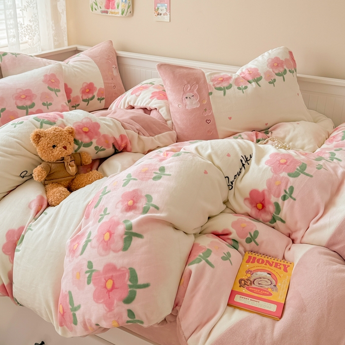 91家纺网 家纺一手货源 找家纺 懒猫家纺 2025新款牛奶绒印花刺绣四件套 花花世界