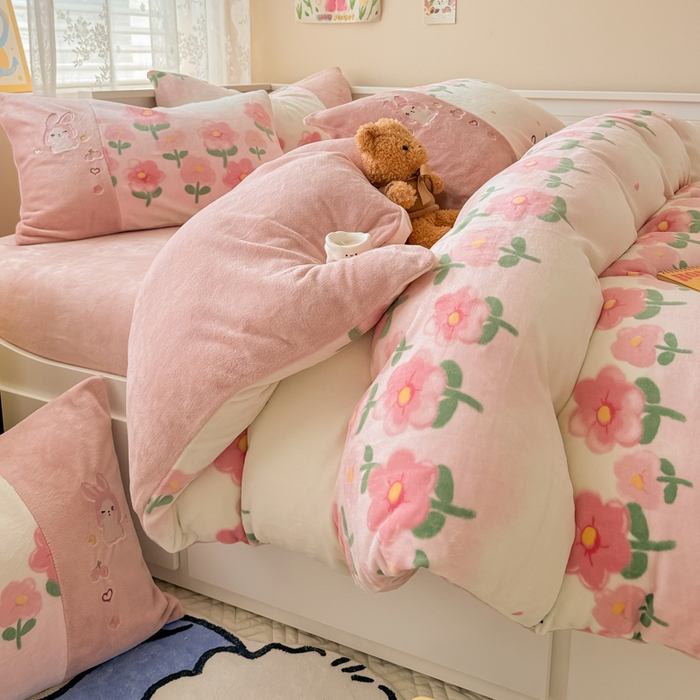 91家纺网 家纺一手货源 找家纺 懒猫家纺 2025新款牛奶绒印花刺绣四件套 花花世界