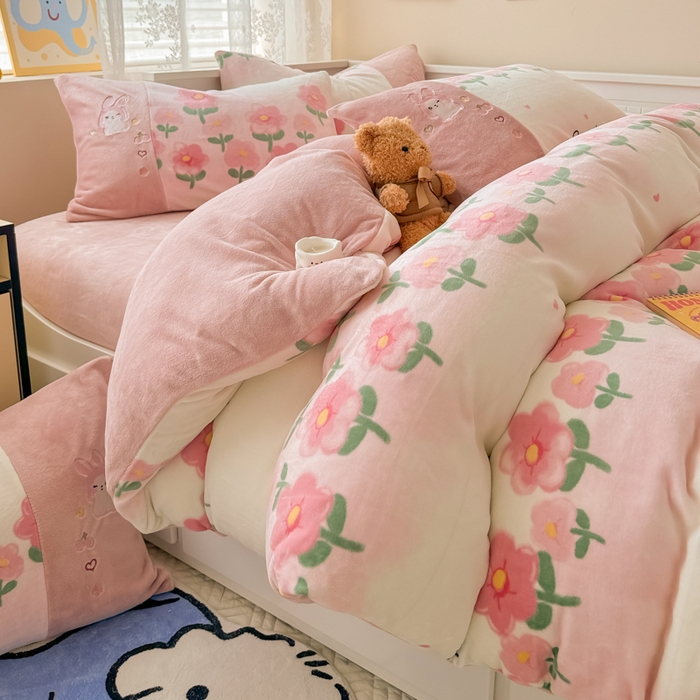 91家纺网 家纺一手货源 找家纺 懒猫家纺 2025新款牛奶绒印花刺绣四件套 花花世界