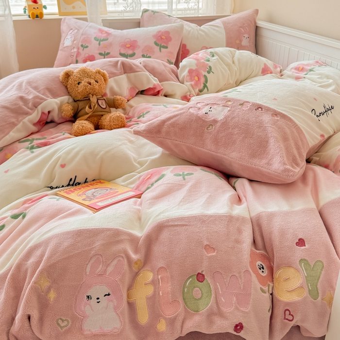 91家纺网 家纺一手货源 找家纺 懒猫家纺 2025新款牛奶绒印花刺绣四件套 花花世界