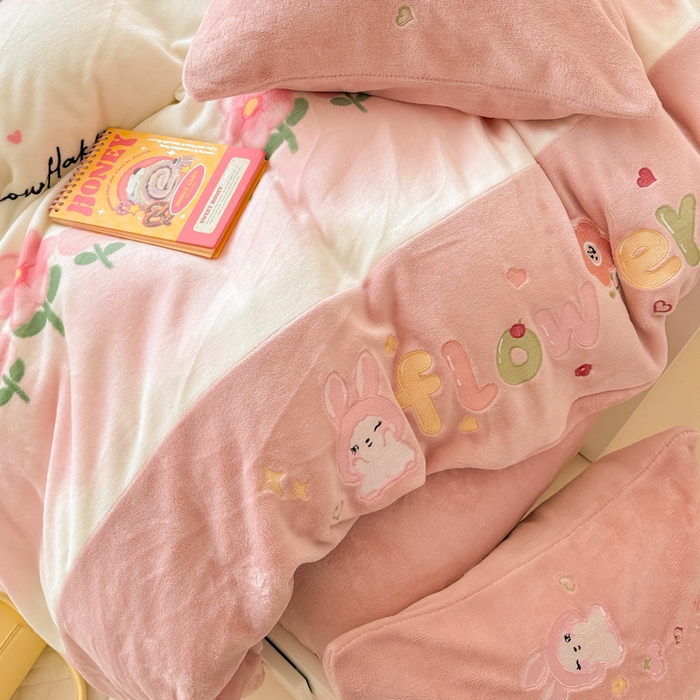 91家纺网 家纺一手货源 找家纺 懒猫家纺 2025新款牛奶绒印花刺绣四件套 花花世界