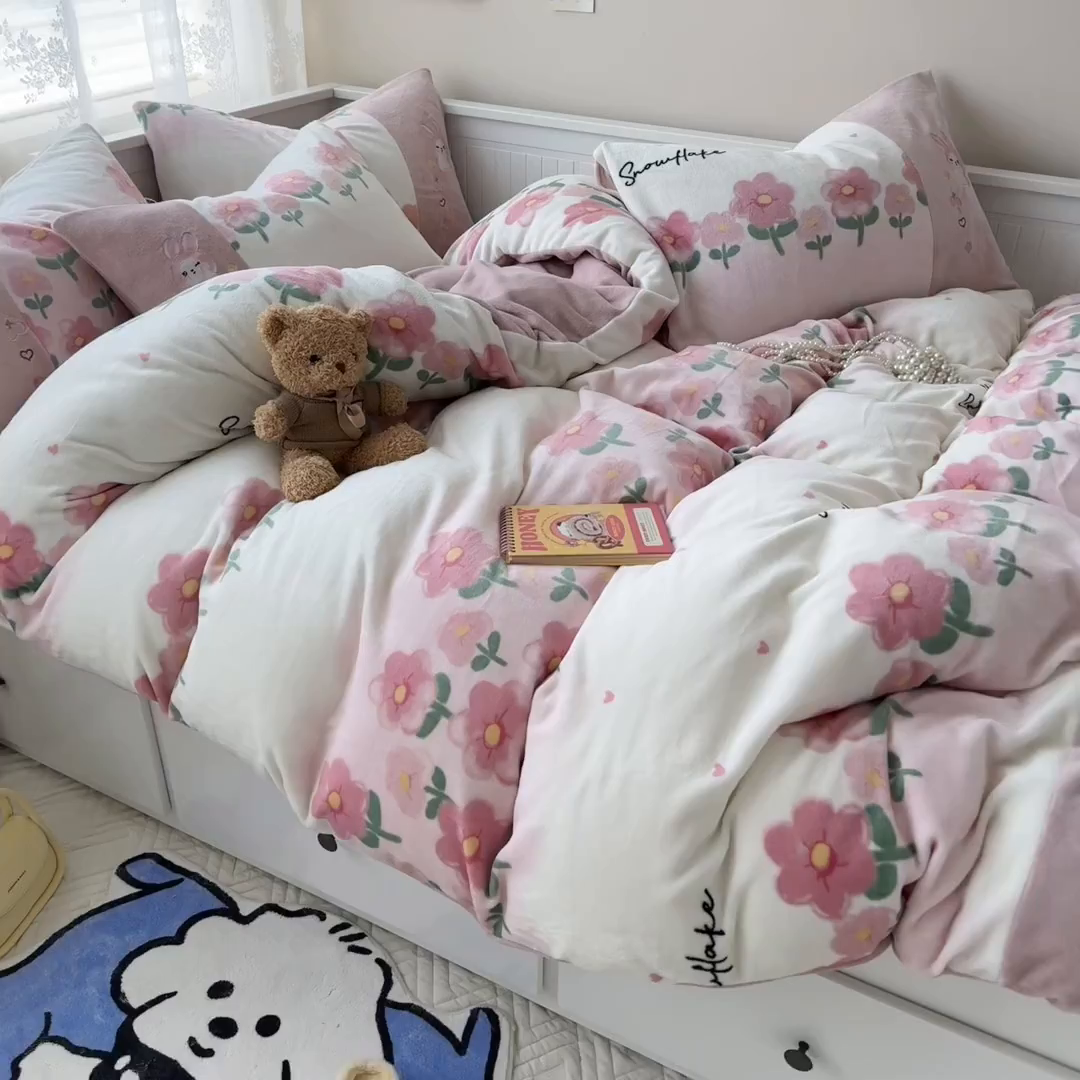 91家纺网 家纺一手货源 找家纺 懒猫家纺 2025新款牛奶绒印花刺绣四件套 花花世界