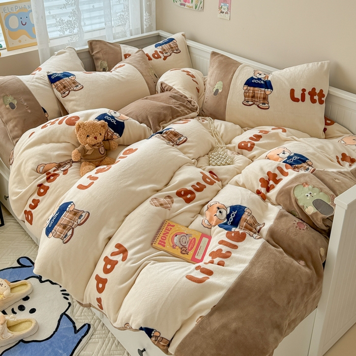 91家纺网 家纺一手货源 找家纺 懒猫家纺 2025新款牛奶绒印花刺绣四件套 伙伴酷熊