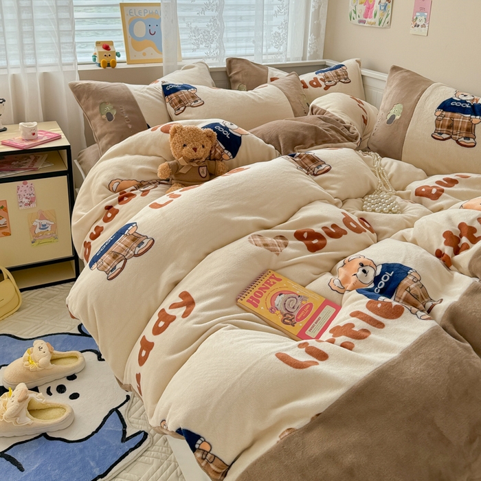 91家纺网 家纺一手货源 找家纺 懒猫家纺 2025新款牛奶绒印花刺绣四件套 伙伴酷熊