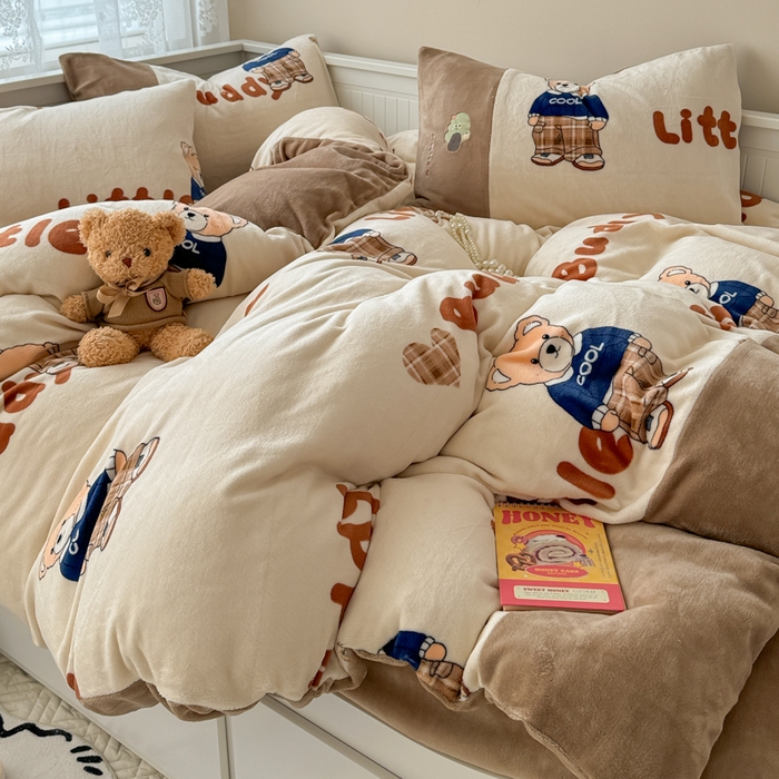 91家纺网 家纺一手货源 找家纺 懒猫家纺 2025新款牛奶绒印花刺绣四件套 伙伴酷熊