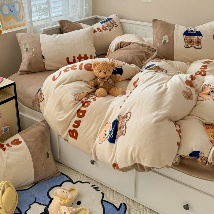 91家纺网 家纺一手货源 找家纺 懒猫家纺 2025新款牛奶绒印花刺绣四件套 伙伴酷熊