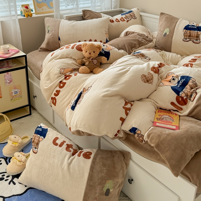 91家纺网 家纺一手货源 找家纺 懒猫家纺 2025新款牛奶绒印花刺绣四件套 伙伴酷熊