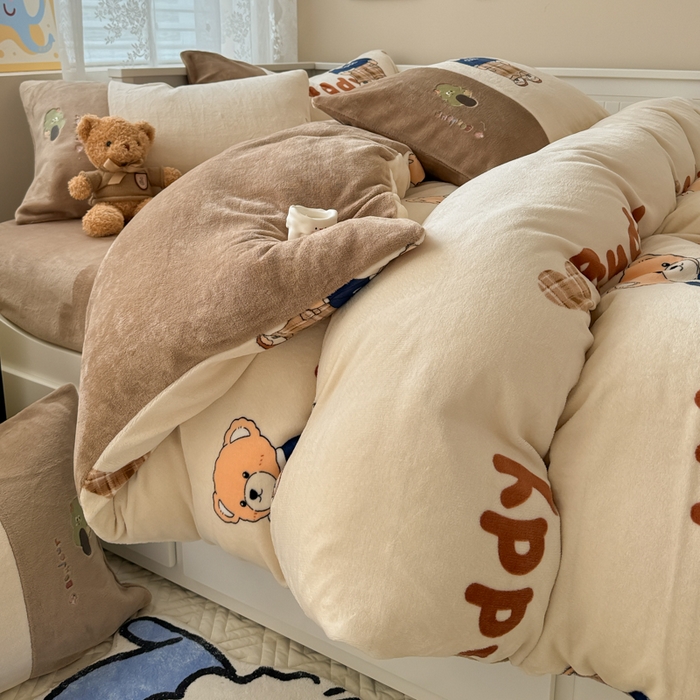 91家纺网 家纺一手货源 找家纺 懒猫家纺 2025新款牛奶绒印花刺绣四件套 伙伴酷熊