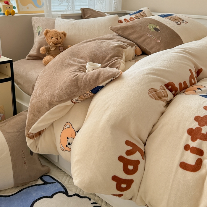 91家纺网 家纺一手货源 找家纺 懒猫家纺 2025新款牛奶绒印花刺绣四件套 伙伴酷熊