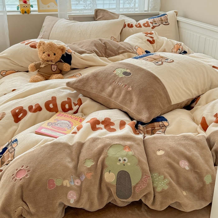 91家纺网 家纺一手货源 找家纺 懒猫家纺 2025新款牛奶绒印花刺绣四件套 伙伴酷熊