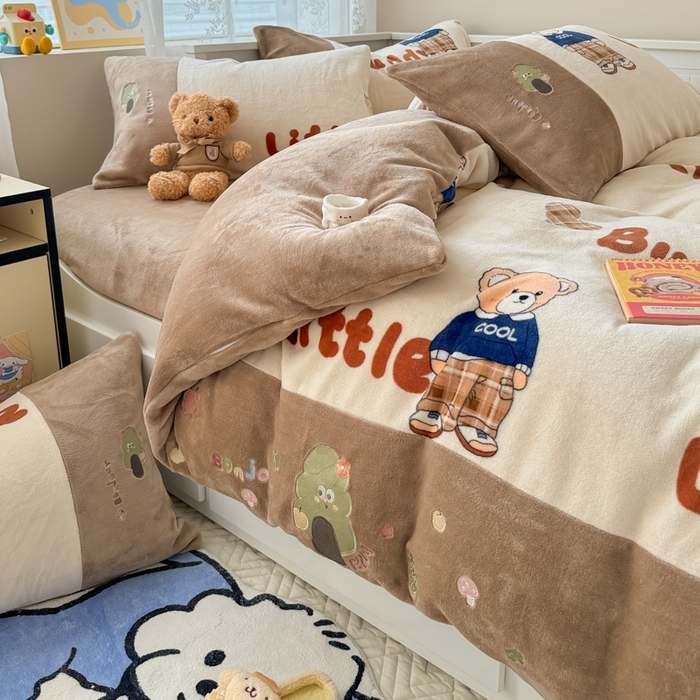 91家纺网 家纺一手货源 找家纺 懒猫家纺 2025新款牛奶绒印花刺绣四件套 伙伴酷熊