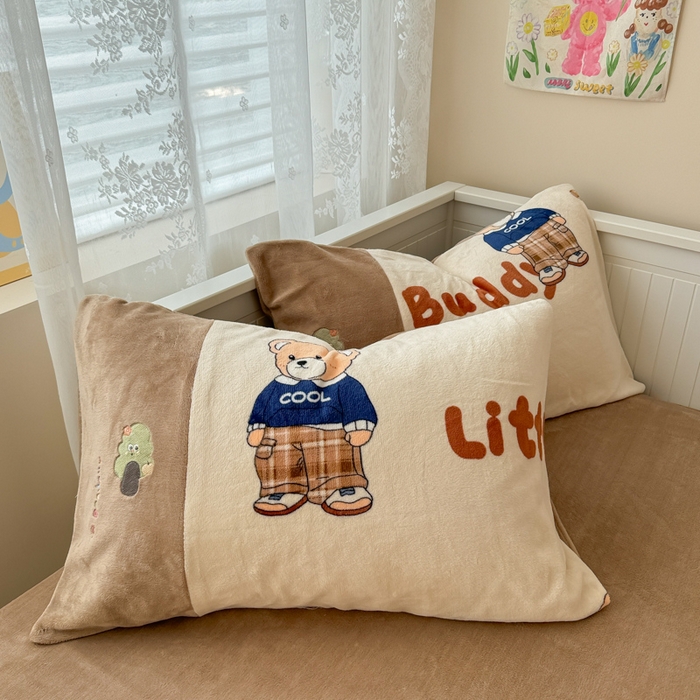 91家纺网 家纺一手货源 找家纺 懒猫家纺 2025新款牛奶绒印花刺绣四件套 伙伴酷熊