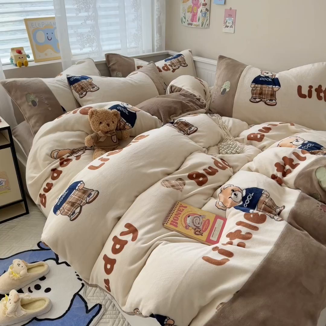 91家纺网 家纺一手货源 找家纺 懒猫家纺 2025新款牛奶绒印花刺绣四件套 伙伴酷熊