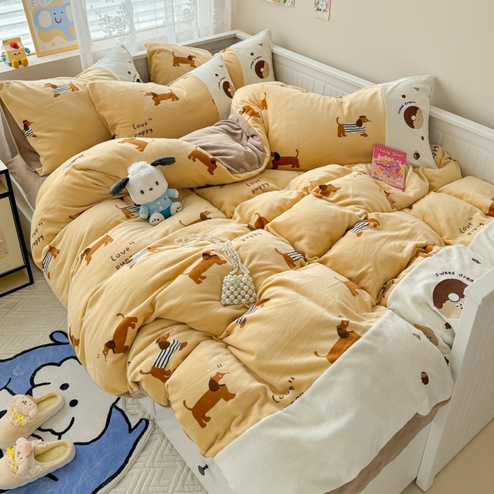 91家纺网 家纺一手货源 找家纺 懒猫家纺 2025新款牛奶绒印花刺绣四件套 腊肠狗狗