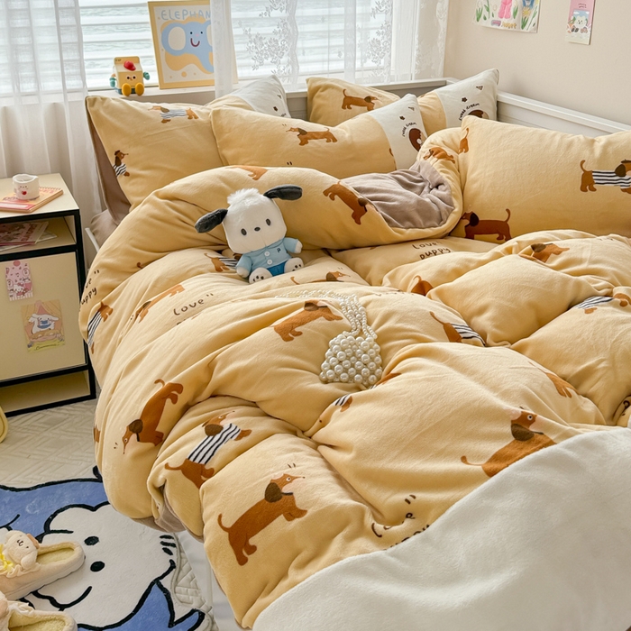 91家纺网 家纺一手货源 找家纺 懒猫家纺 2025新款牛奶绒印花刺绣四件套 腊肠狗狗