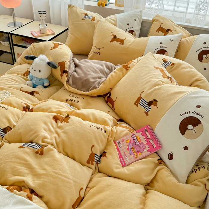 91家纺网 家纺一手货源 找家纺 懒猫家纺 2025新款牛奶绒印花刺绣四件套 腊肠狗狗