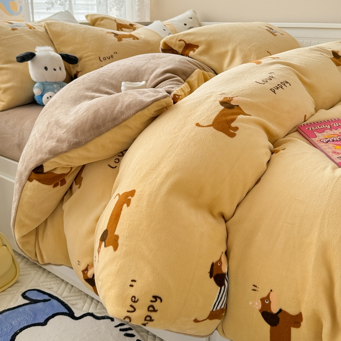 91家纺网 家纺一手货源 找家纺 懒猫家纺 2025新款牛奶绒印花刺绣四件套 腊肠狗狗