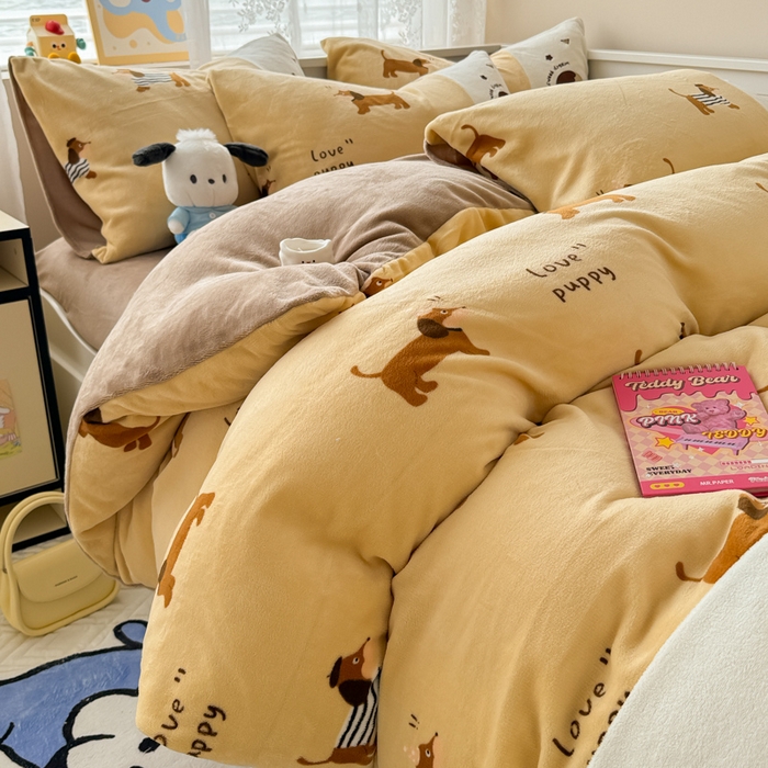 91家纺网 家纺一手货源 找家纺 懒猫家纺 2025新款牛奶绒印花刺绣四件套 腊肠狗狗