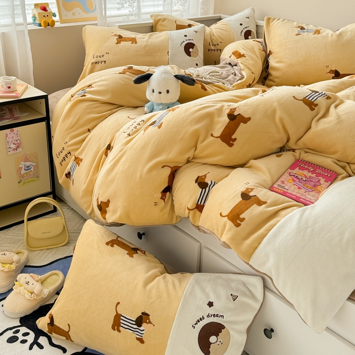 91家纺网 家纺一手货源 找家纺 懒猫家纺 2025新款牛奶绒印花刺绣四件套 腊肠狗狗