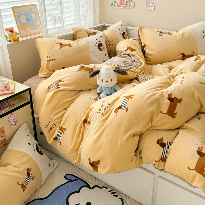 91家纺网 家纺一手货源 找家纺 懒猫家纺 2025新款牛奶绒印花刺绣四件套 腊肠狗狗