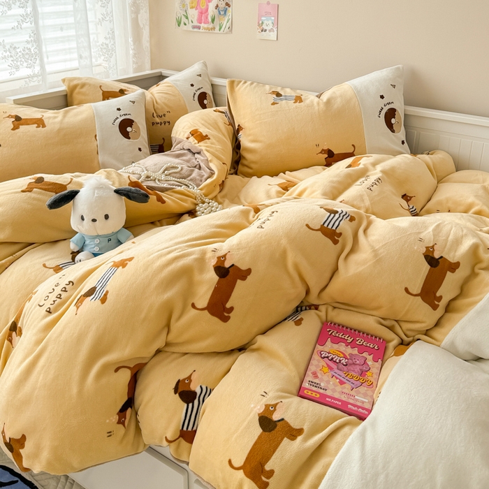 91家纺网 家纺一手货源 找家纺 懒猫家纺 2025新款牛奶绒印花刺绣四件套 腊肠狗狗