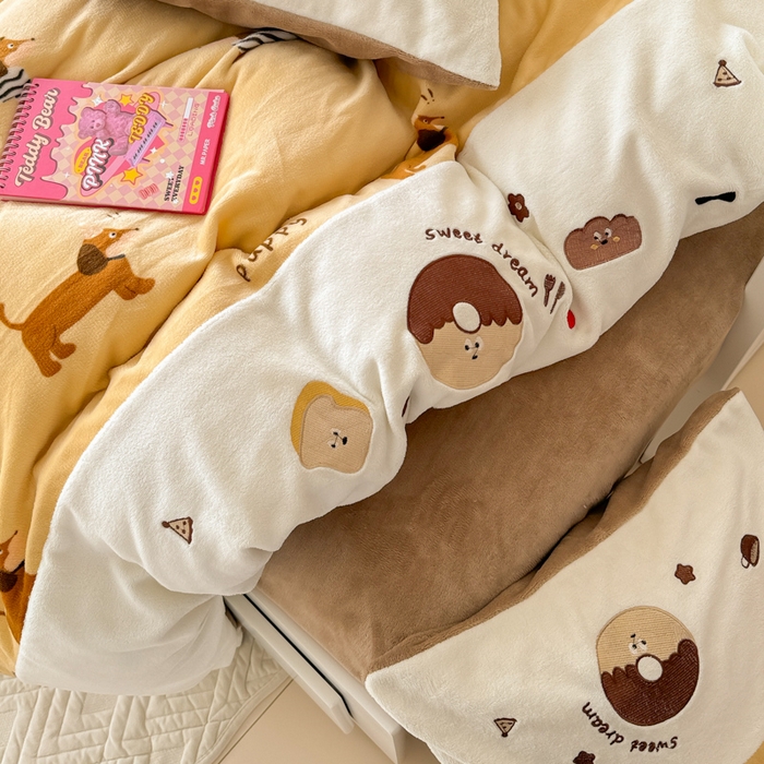 91家纺网 家纺一手货源 找家纺 懒猫家纺 2025新款牛奶绒印花刺绣四件套 腊肠狗狗