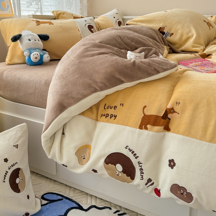 91家纺网 家纺一手货源 找家纺 懒猫家纺 2025新款牛奶绒印花刺绣四件套 腊肠狗狗