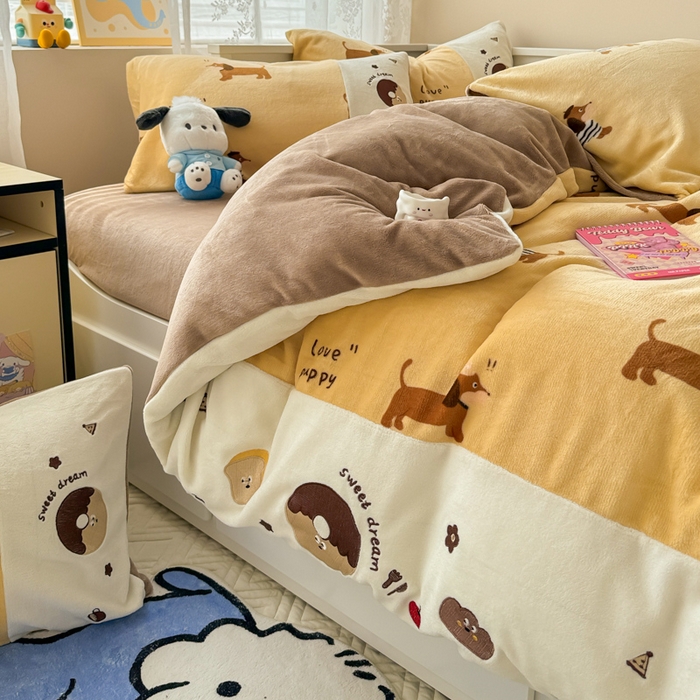 91家纺网 家纺一手货源 找家纺 懒猫家纺 2025新款牛奶绒印花刺绣四件套 腊肠狗狗