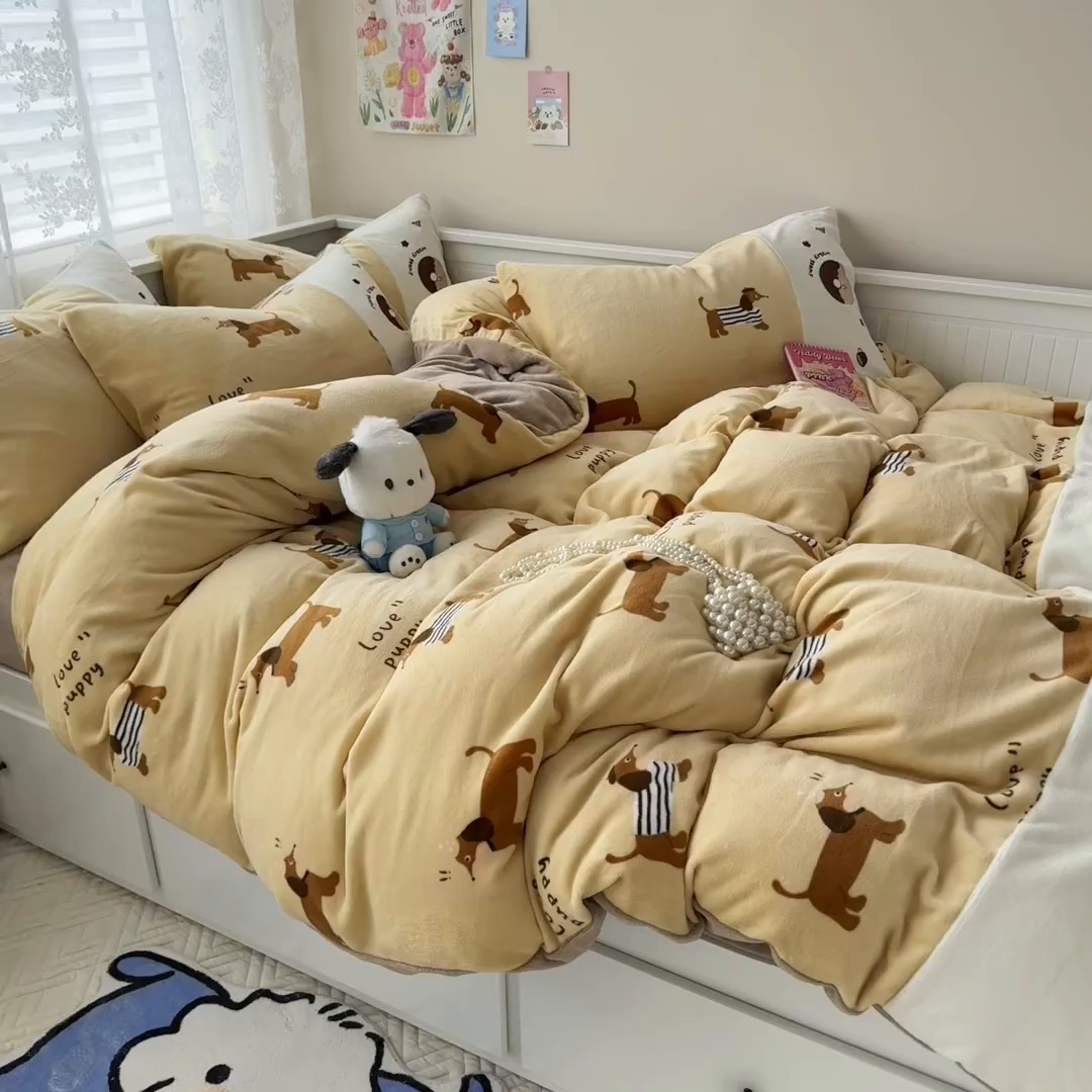 91家纺网 家纺一手货源 找家纺 懒猫家纺 2025新款牛奶绒印花刺绣四件套 腊肠狗狗