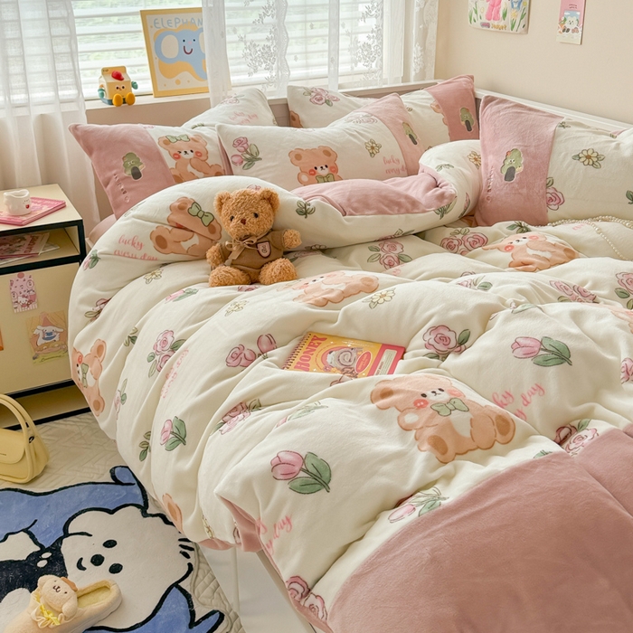 91家纺网 家纺一手货源 找家纺 懒猫家纺 2025新款牛奶绒印花刺绣四件套 浪漫小熊