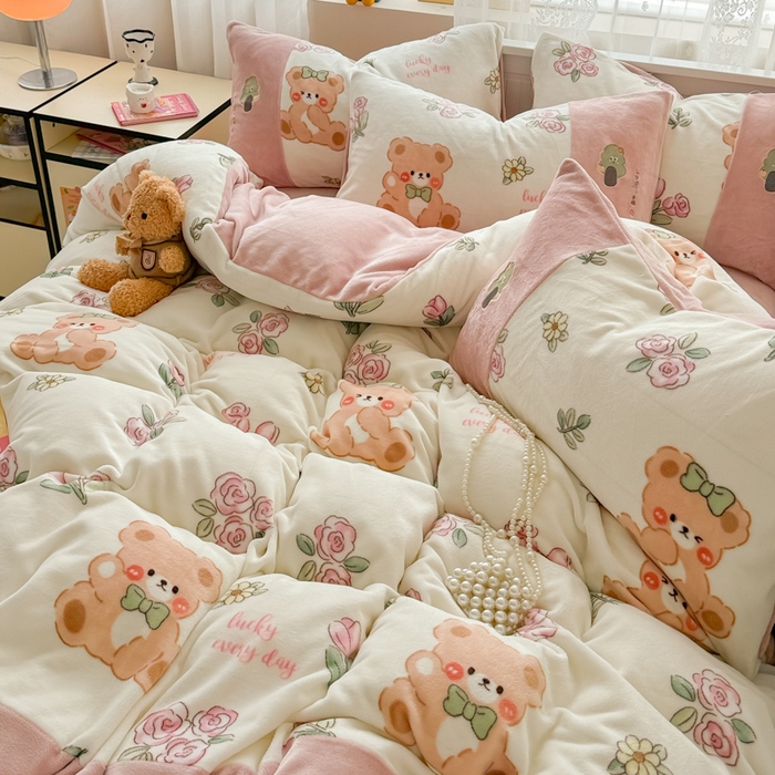 91家纺网 家纺一手货源 找家纺 懒猫家纺 2025新款牛奶绒印花刺绣四件套 浪漫小熊