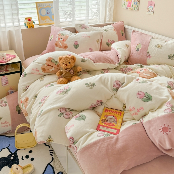 91家纺网 家纺一手货源 找家纺 懒猫家纺 2025新款牛奶绒印花刺绣四件套 浪漫小熊