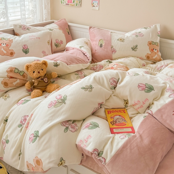 91家纺网 家纺一手货源 找家纺 懒猫家纺 2025新款牛奶绒印花刺绣四件套 浪漫小熊