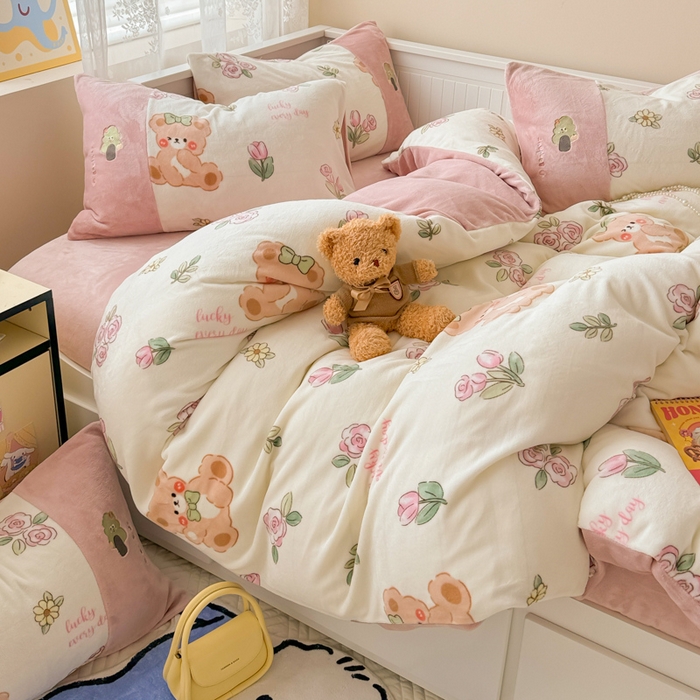 91家纺网 家纺一手货源 找家纺 懒猫家纺 2025新款牛奶绒印花刺绣四件套 浪漫小熊