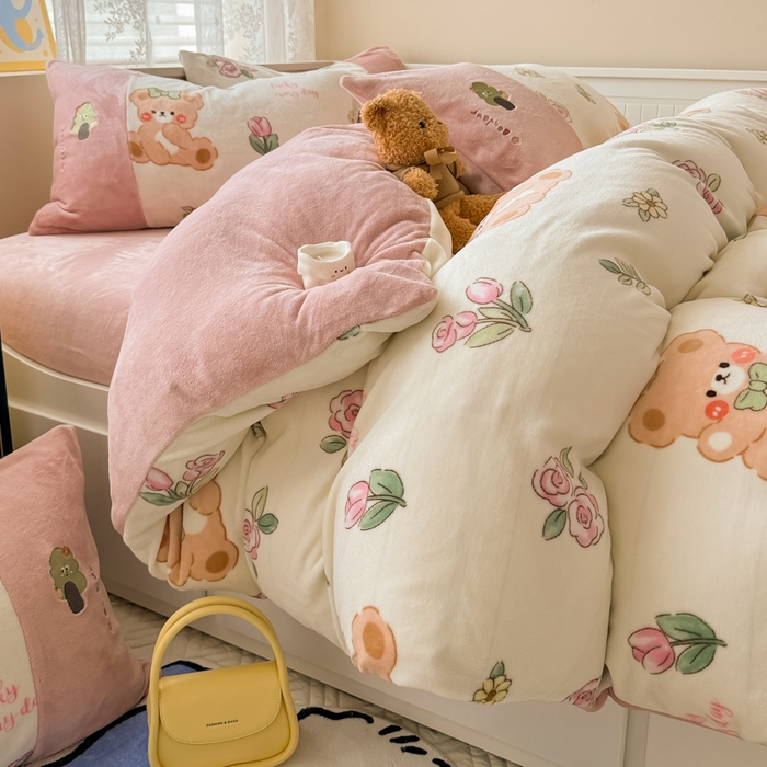 91家纺网 家纺一手货源 找家纺 懒猫家纺 2025新款牛奶绒印花刺绣四件套 浪漫小熊