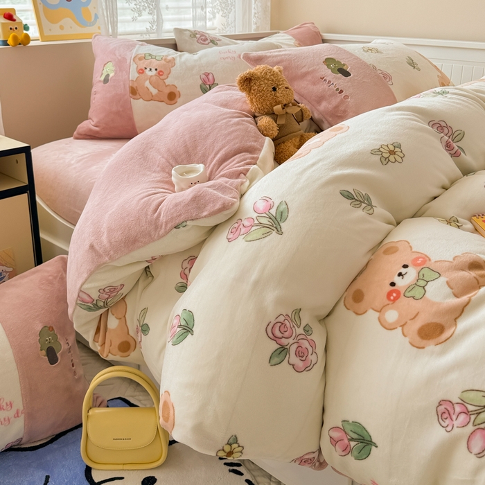 91家纺网 家纺一手货源 找家纺 懒猫家纺 2025新款牛奶绒印花刺绣四件套 浪漫小熊