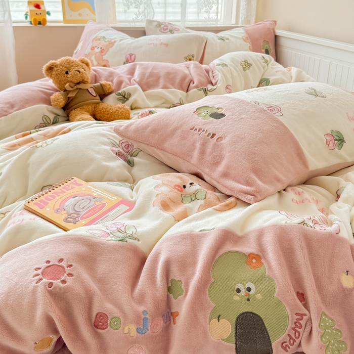 91家纺网 家纺一手货源 找家纺 懒猫家纺 2025新款牛奶绒印花刺绣四件套 浪漫小熊