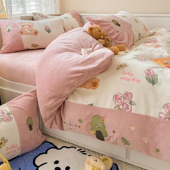 91家纺网 家纺一手货源 找家纺 懒猫家纺 2025新款牛奶绒印花刺绣四件套 浪漫小熊