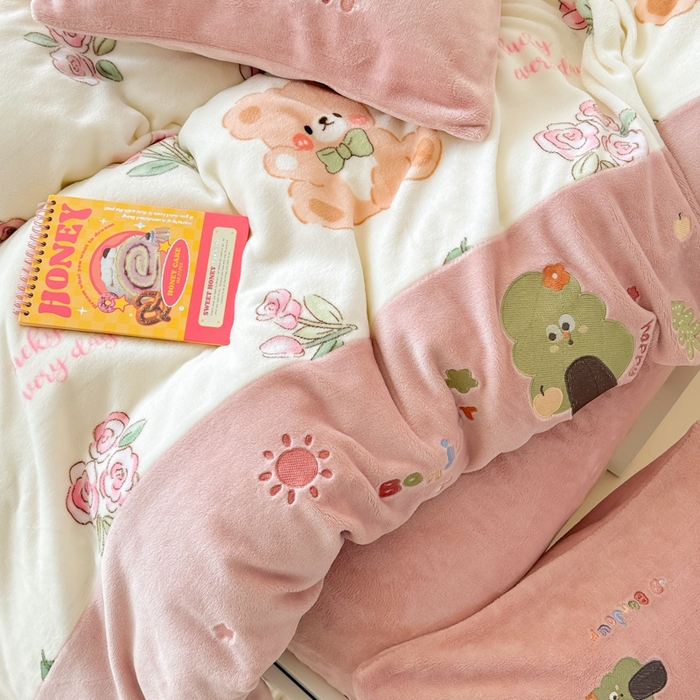 91家纺网 家纺一手货源 找家纺 懒猫家纺 2025新款牛奶绒印花刺绣四件套 浪漫小熊