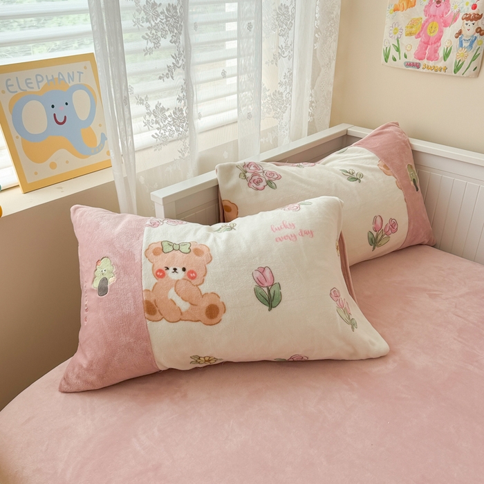 91家纺网 家纺一手货源 找家纺 懒猫家纺 2025新款牛奶绒印花刺绣四件套 浪漫小熊