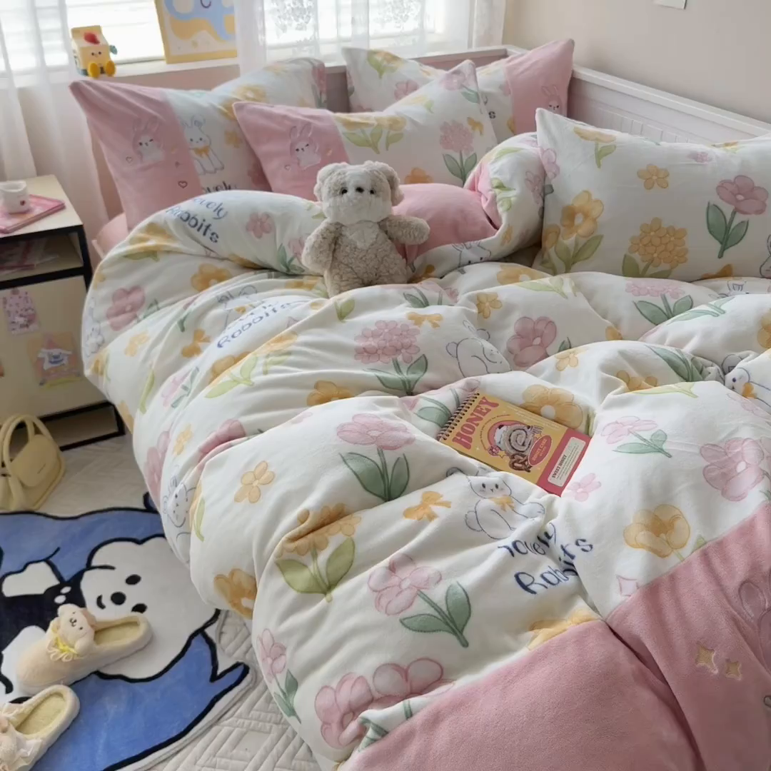 91家纺网 家纺一手货源 找家纺 懒猫家纺 2025新款牛奶绒印花刺绣四件套 浪漫小熊