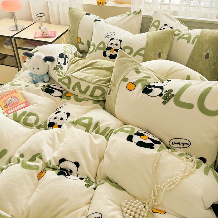 91家纺网 家纺一手货源 找家纺 懒猫家纺 2025新款牛奶绒印花刺绣四件套 萌萌熊猫