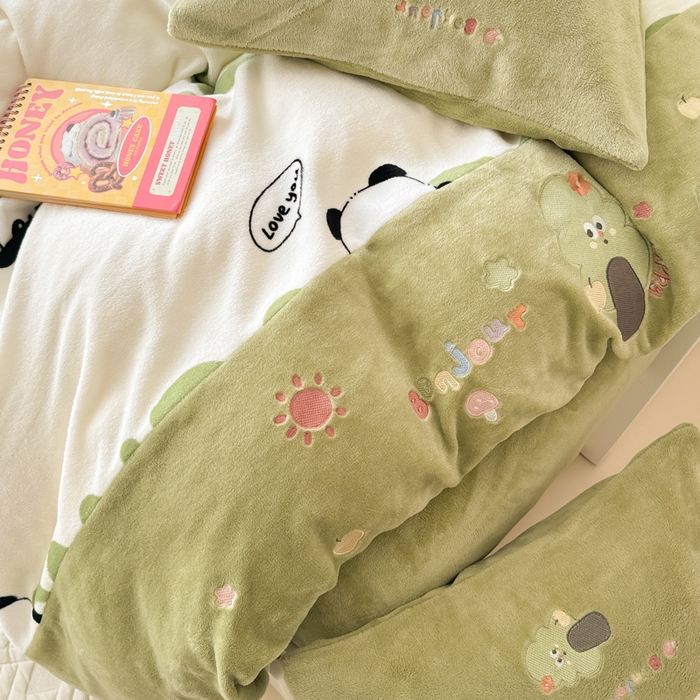 91家纺网 家纺一手货源 找家纺 懒猫家纺 2025新款牛奶绒印花刺绣四件套 萌萌熊猫