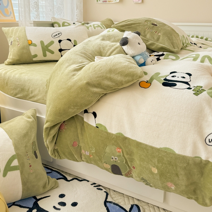 91家纺网 家纺一手货源 找家纺 懒猫家纺 2025新款牛奶绒印花刺绣四件套 萌萌熊猫