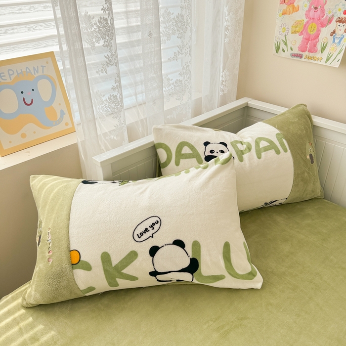 91家纺网 家纺一手货源 找家纺 懒猫家纺 2025新款牛奶绒印花刺绣四件套 萌萌熊猫