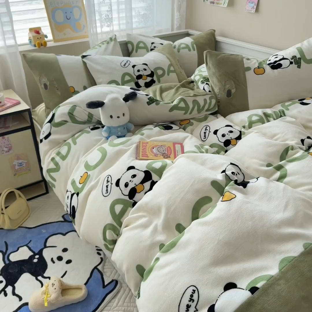 91家纺网 家纺一手货源 找家纺 懒猫家纺 2025新款牛奶绒印花刺绣四件套 萌萌熊猫