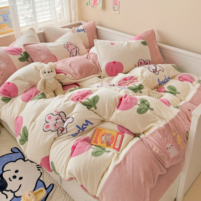 91家纺网 家纺一手货源 找家纺 懒猫家纺 2025新款牛奶绒印花刺绣四件套 甜心小兔